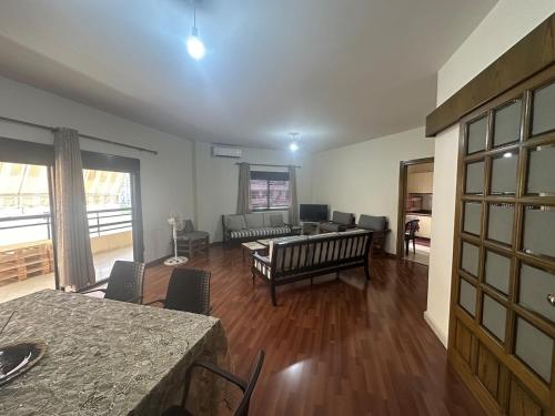 A - Apart - 6 Beds - 24 - 7 electricity Solar - AC – khách sạn tại Dekouane