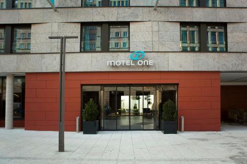 Motel One Stuttgart-Mitte - image 5