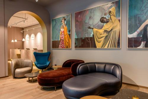 Bar/ Salón, Motel One Würzburg (Motel One Wurzburg) in Altstadt