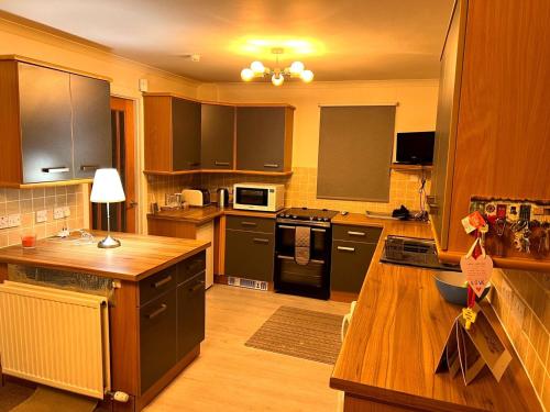 Cozy Twin Room Easy City Access Free Parking - image 2