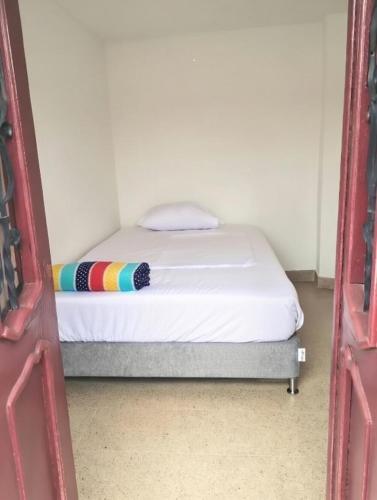 Cama nueva doble con balcón cerca del parque principal
