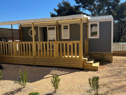 Mobil home spacieux avec terrasse pour 6 personnes - API-1-52-937