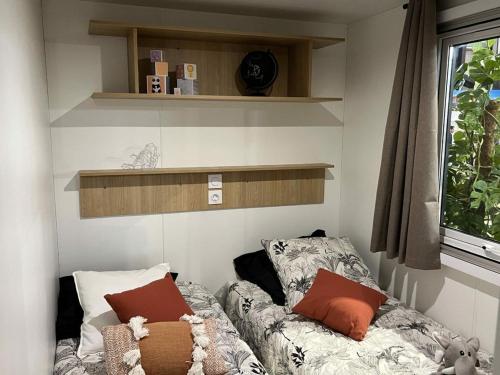 Mobil home spacieux avec terrasse pour 6 personnes - API-1-52-937 in Six Fours Les Plages City Center