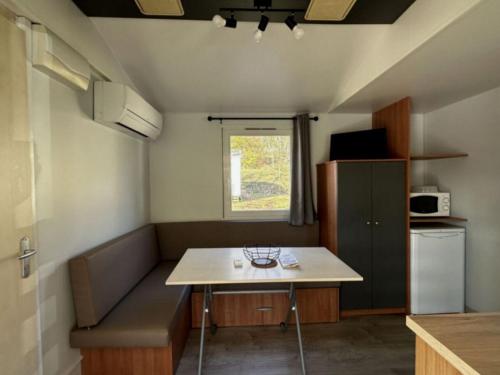 Mobil home cosy avec terrasse, 2 chambres à Lamontjoie - API-1-52-1007 (Mobil home cosy avec terrasse, 2 chambres a Lamontjoie - API-1-52-1007) in Saint-Vincent-de-Lamontjoie