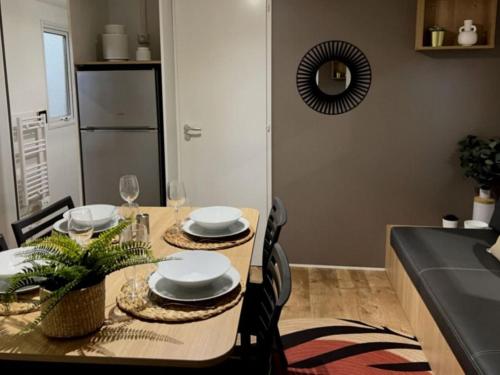 Mobil-home spacieux avec terrasse à Six-Fours-les-Plages - API-1-52-867 - image 2