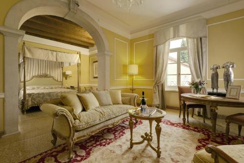 Deluxe Queen Suite