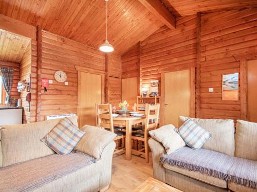 Iekārtas, Lochside Log Cabin in Golspija