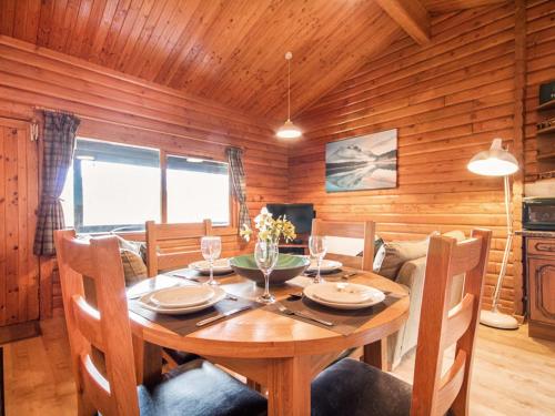 Iekārtas, Lochside Log Cabin in Golspija