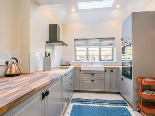 Kitchen, Meadowsweet Cottage-Ukc2458 in Swardeston