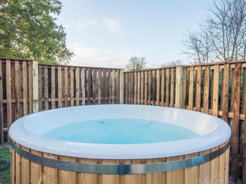 Hot tub, Meadowsweet Cottage-Ukc2458 in Swardeston