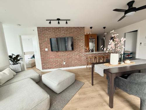 Lovely One-Bedroom Apartment with Pool, Hot Tub, and Gym in the Heart of Downtown, skytrain 3min away in Vancouver, Canada