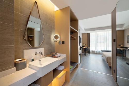 room detail thumbnail 2