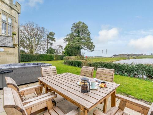 Garden, Whittle Dene Reservoir House in Horsley