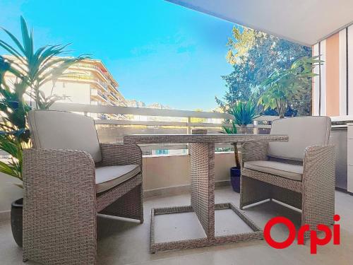 Appartement Rénové avec Terrasse et Parking à Menton - FR-1-647-55