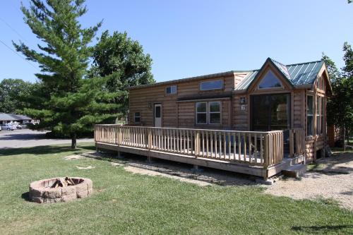 . Lakeland RV Campground Deluxe Loft Cabin 11