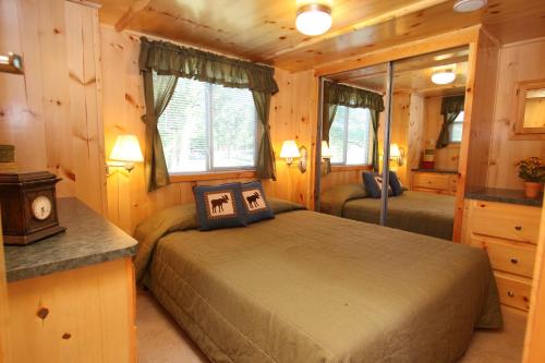 Lakeland RV Campground Deluxe Loft Cabin 11 thumb 2