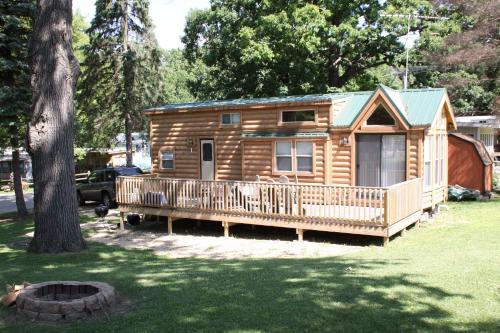 Lakeland RV Campground Deluxe Loft Cabin 11 thumb 4