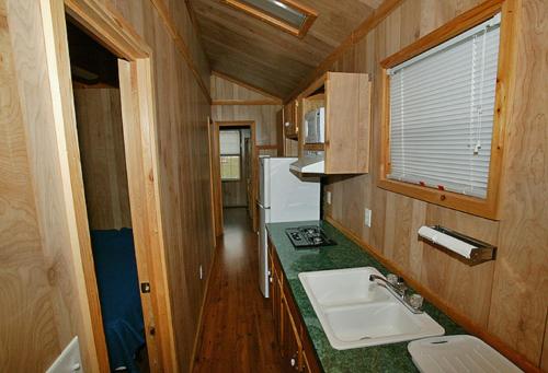 Arrowhead Camping Resort Deluxe Cabin 14 thumb 3