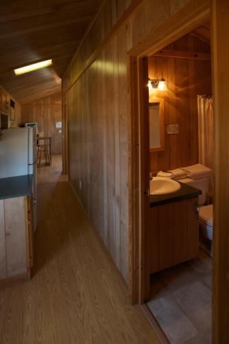 Arrowhead Camping Resort Deluxe Cabin 14 thumb 4