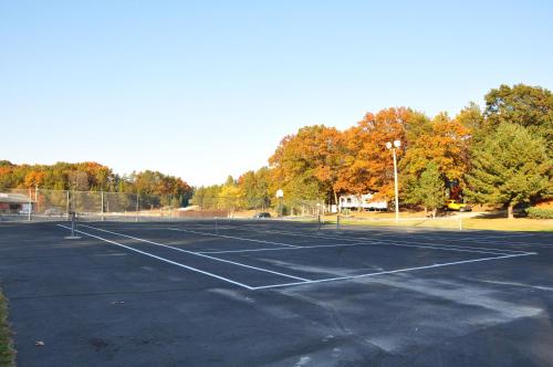 Arrowhead Camping Resort Park Model 10 - image 7