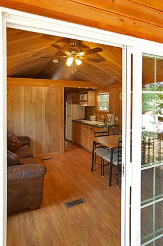 Arrowhead Camping Resort Deluxe Cabin 4 thumb 3