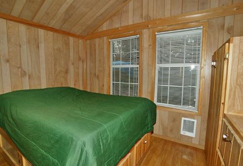 Arrowhead Camping Resort Deluxe Cabin 4 detail