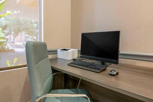 Comfort Suites Near Universal Orlando Resort - image 22
