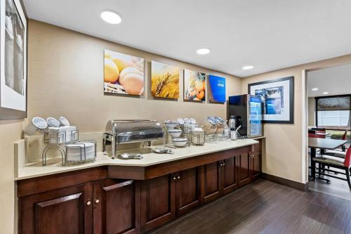 Comfort Inn & Suites Somerset - New Brunswick - image 19