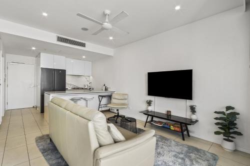 Stylish 2-Bed Apartment in Central South Brisbane - image 3