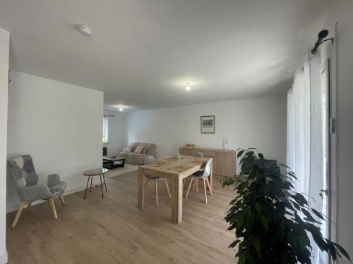 La Dinière - Calme - Jardin - 15mn du Futuroscope (La Diniere - Calme - Jardin - 15mn du Futuroscope) in 聖埃盧瓦