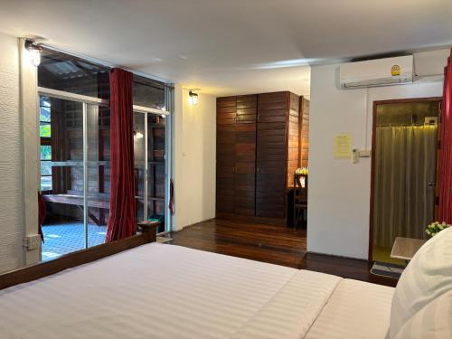 room detail thumbnail 0