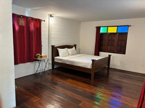 room detail thumbnail 2