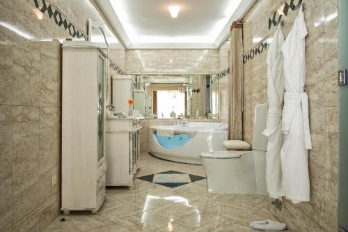 room detail thumbnail 2
