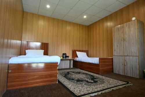 2 twin beds