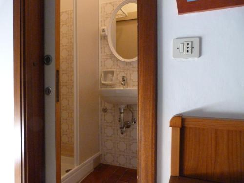 Double or Twin Room image 7