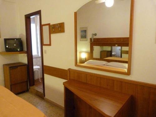 Double or Twin Room image 2