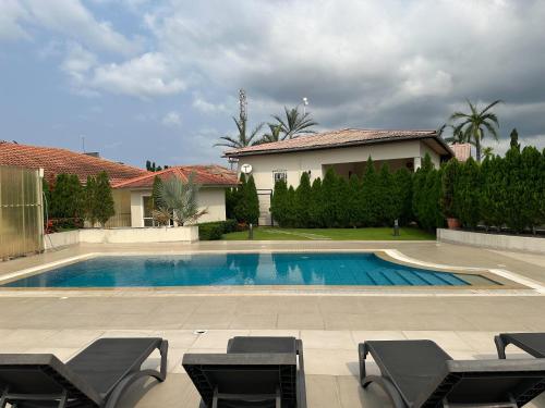 Piscina, Alima in Malabo