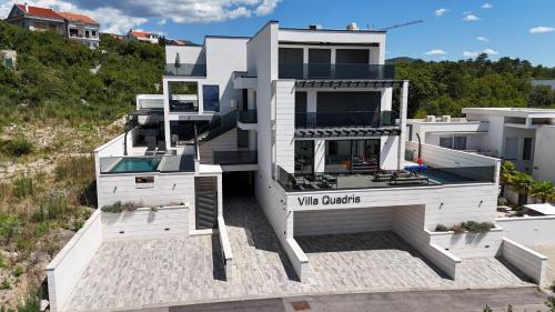 Luxurious Sea-View 2BR Apartment with Private Pool-Villa Quadris-Crikvenica – khách sạn tại Sopaljska