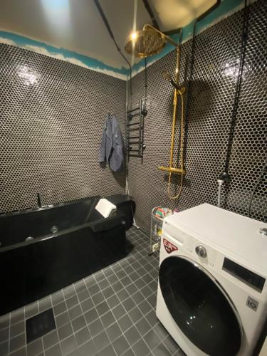 Bathroom, Homestay in modern apartment in Kannelmäki