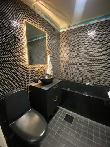 Bathroom, Homestay in modern apartment in Kannelmäki