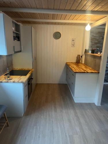 The Cozy red house with Amazing sea view in Hósvík