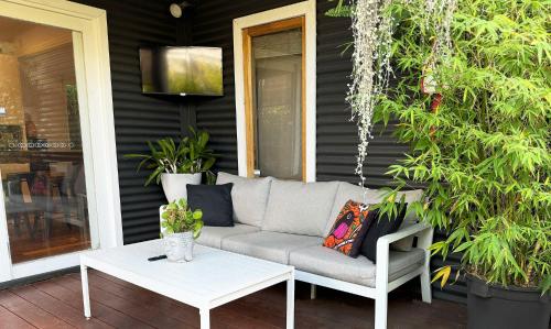 Garden, Welcome to The Roy - Family home close to airport and train! in Fawkner