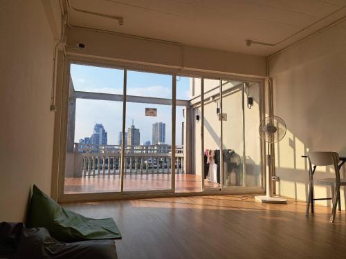 บริการและสิ่งอำนวยความสะดวก, บีท วารี โฮสเทล แอท เจ้าพระยา ริเวอร์ (BEAT. Warii Hostel @ Chaophraya River) near โรงเรียนนานาชาติโชรส์เบอรี่