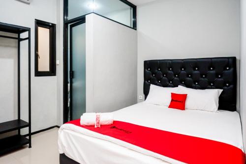 RedDoorz Plus @ Kalpataru Room Type - Standard Double Room