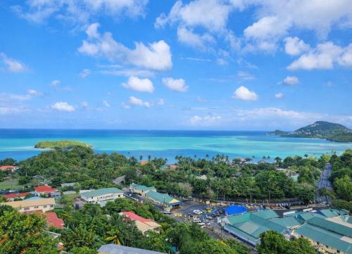 Serene Sunset Escape - Panoramic Ocean View Apartment – khách sạn tại Vigie