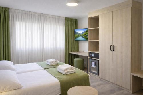 2 twin beds