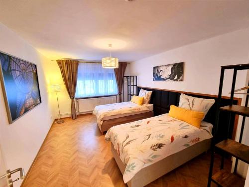 OVER RIVER near FRANKFURT-130 QM-4 ROOMS- 6 BEDS- FREE PARKING- AC in Hainburg
