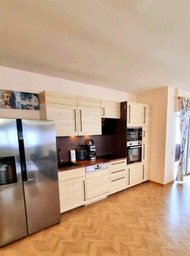 OVER RIVER near FRANKFURT-130 QM-4 ROOMS- 6 BEDS- FREE PARKING- AC in Hainburg
