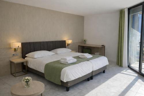 2 twin beds, 2 sofa beds