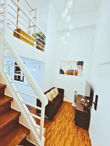 Cozy 2 BR 2 Bath Condo with Netflix and Karaoke near MRT EDSA, Manille